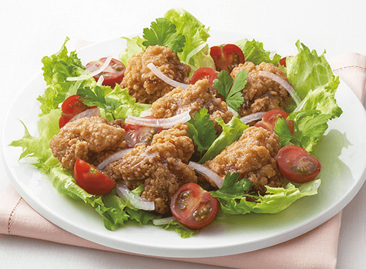 味わいすっきり！鶏のから揚げとレタスのサラダ